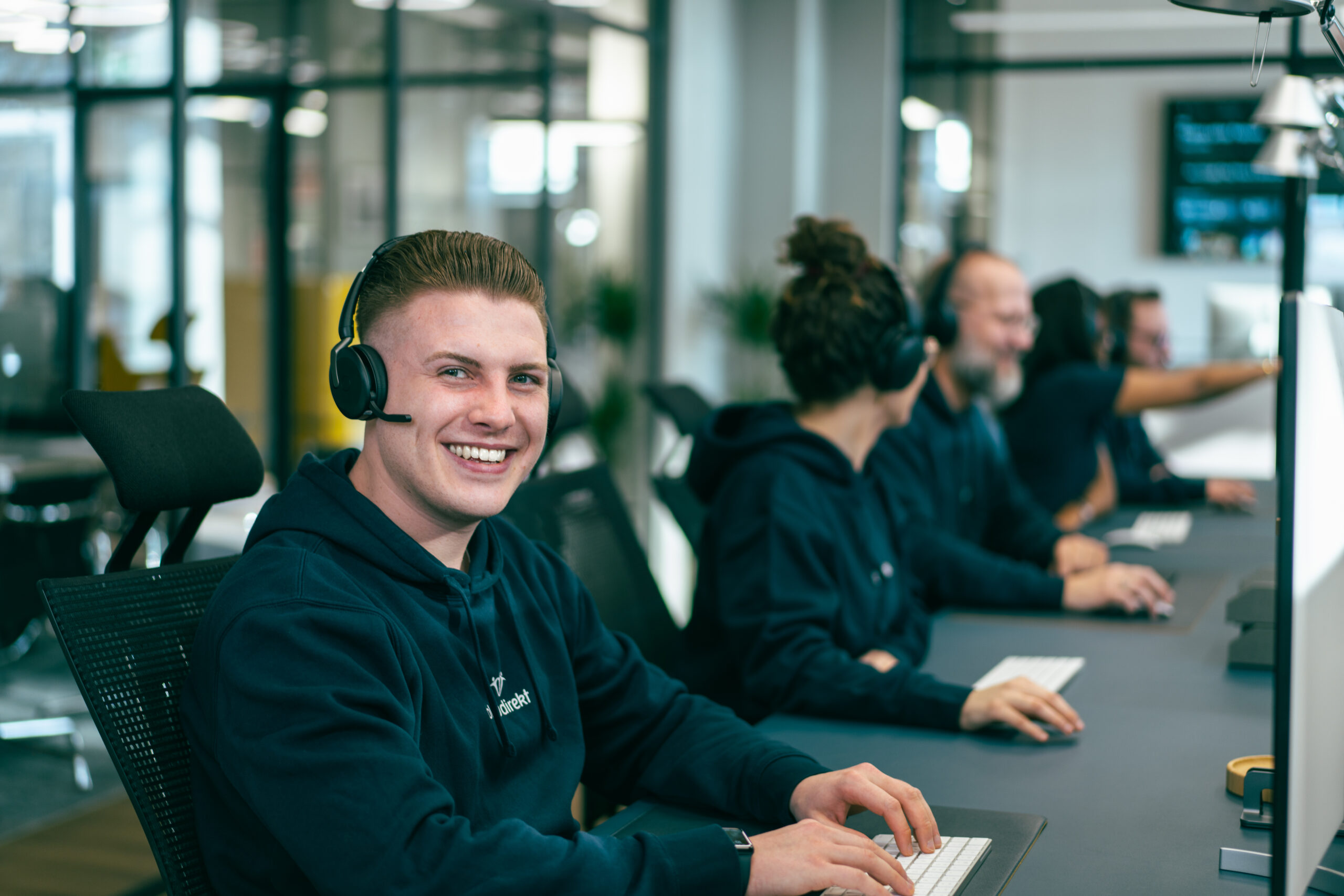 tjara_alt-texte_beschreibend tjara_alt-texte_beschreibend 100% 10 Das Label „Blaudirekt Label“ wurde automatisch auf diese Datei angewendet und auf „Intern“ festgelegt B9 Lächelnder Mitarbeiter mit Headset am Arbeitsplatz, dahinter Kolleginnen und Kollegen im Großraumbüro Lächelnder Mitarbeiter mit Headset am Arbeitsplatz, dahinter Kolleginnen und Kollegen im Großraumbüro Screenreader-Unterstützung aktivieren Drücken Sie zum Aktivieren des Screenreaders Strg+Alt+Z. Informationen zu Tastaturkürzeln erhalten Sie, indem Sie Strg+Schrägstrich drücken.Banner ausgeblendet